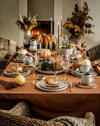 Jesienna aranżacja stołu w ciepłych odcieniach brązu i szarości